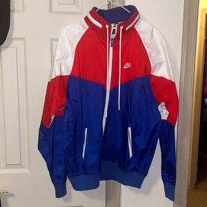 Nike windbreaker jacket w hood inside